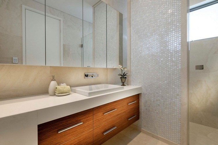 moderne-einrichtungsideen-bad-fliesen-spiegelschrank-weisse-arbeitsplatte