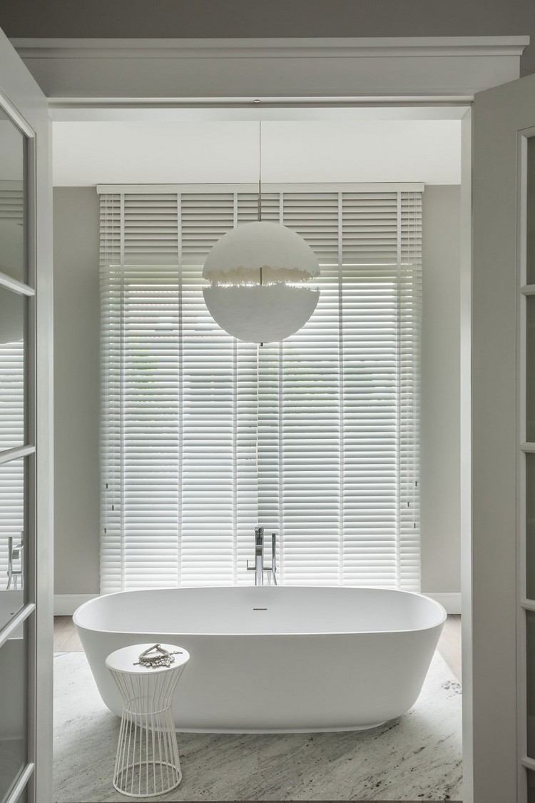 moderne-einrichtungsideen-freistehende-badewanne-bodenfliesen-marmor-optik-designer-hangeleuchte