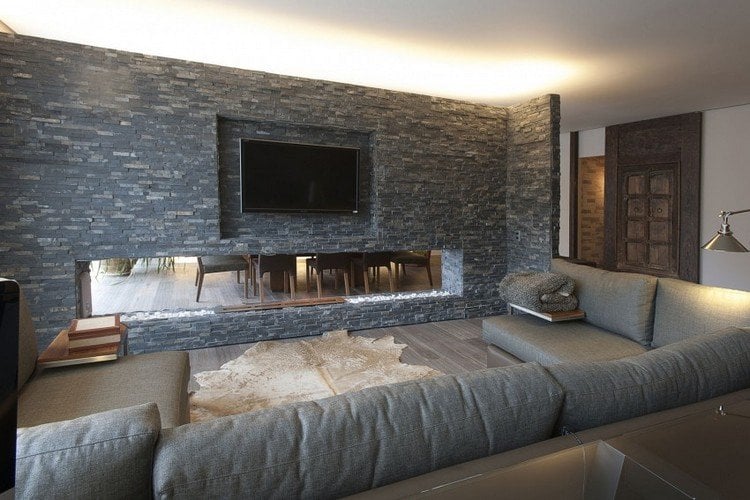 moderne-einrichtungsideen-graues-wohnzimmer-wohnwand-schiefer-stein-fenster