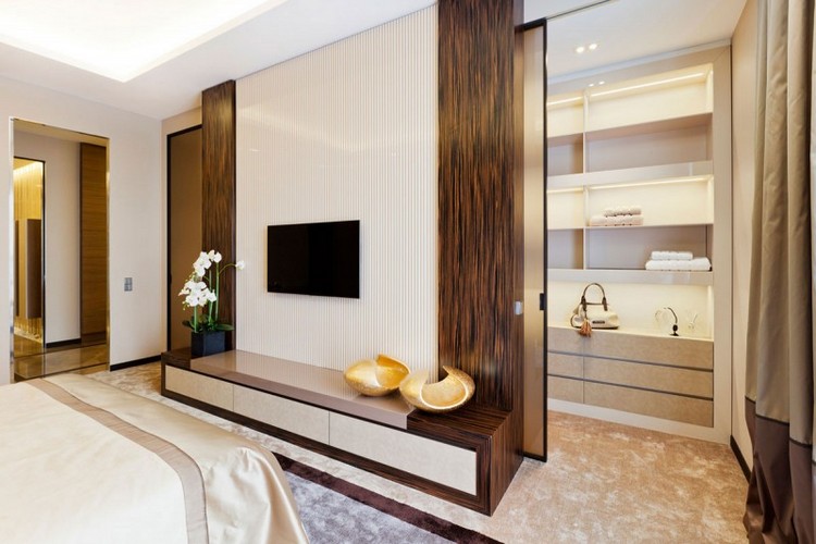 moderne-einrichtungsideen-schlafzimmer-schiebetueren-begehbarer-kleiderschrank-regale-led-leisten