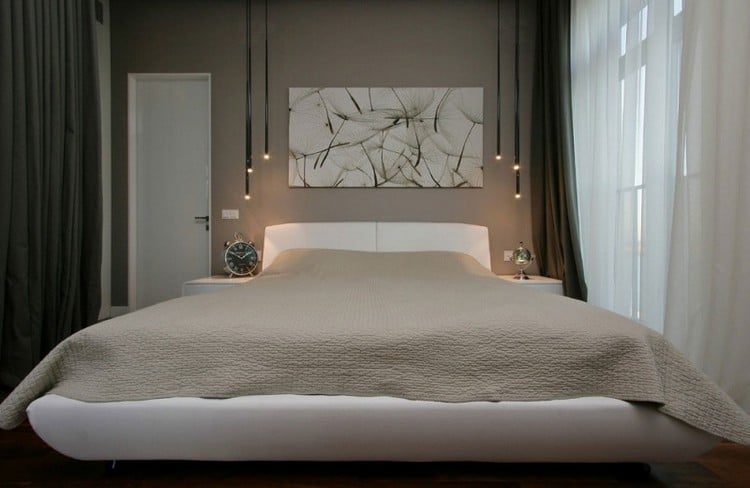 moderne-einrichtungsideen-schlafzimmer-taupe-wandfarbe-weisses-polsterbett-minimalistische-hangeleuchten