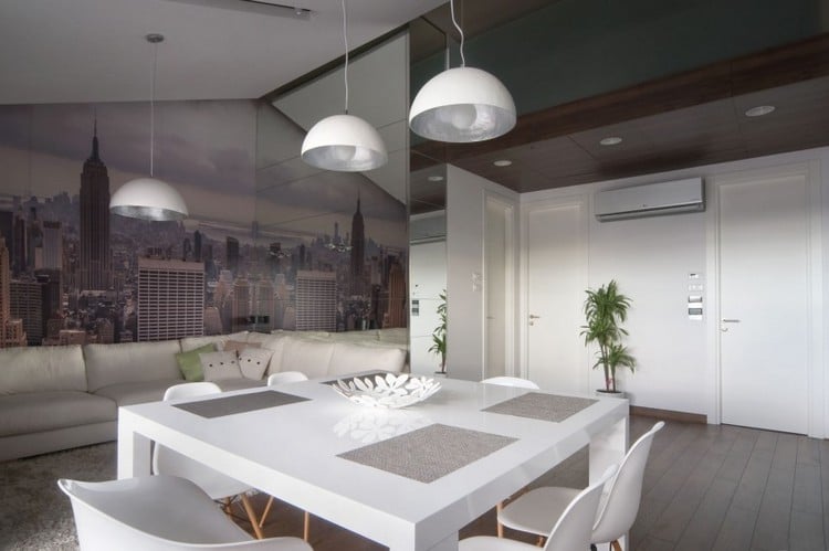 moderne-einrichtungsideen-wohnzimmer-fototapete-new-york-spiegelwand-weisse-moebel