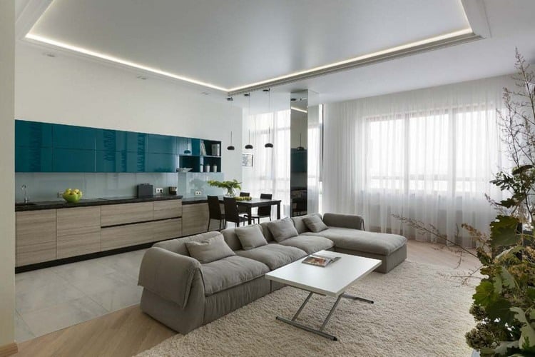 Moderne Einrichtungsideen wohnzimmer-indirekte-deckenbeleuchtung-blaue-wohnkueche
