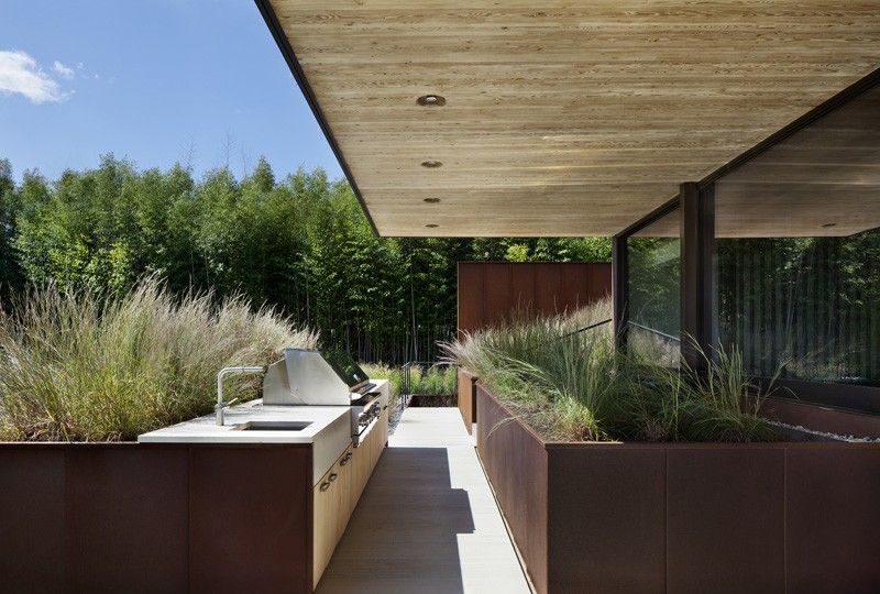 Moderne Holzfassade -outdoor-kueche-cortenstahl-trockenheit-liebende-pflanzen-garten