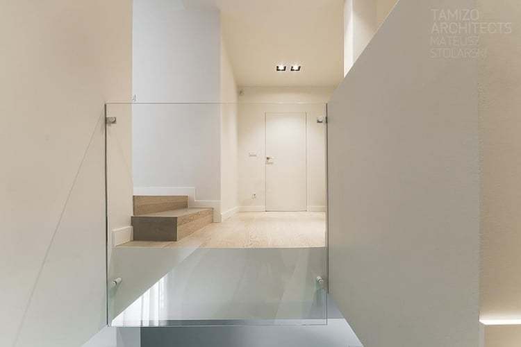 moderne-innenarchitektur-minimalistisch-flur-treppe-weiss-glas-rechteckig-tamizo