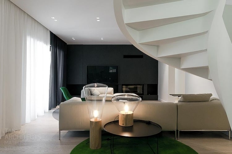 moderne-innenarchitektur-minimalistisch-spiraltreppe-designerleuchten-eckcouch-gruen-teppich-tomaszow-tamizo