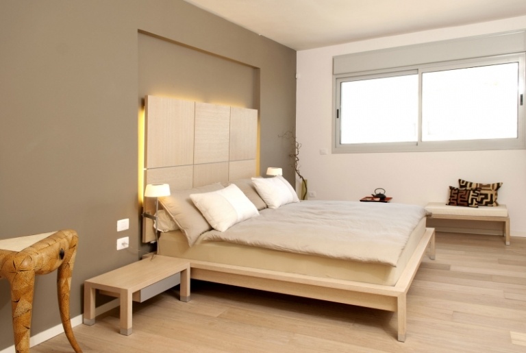 Moderne Inneneinrichtung -weiss-holz-schlafzimmer-cremeweiss-beige-bett-fenster-indirekte-beleuchtung