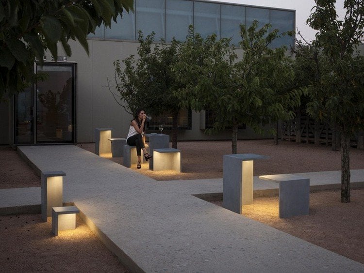 Moderne Gartenbeleuchtung led beton-tisch-hocker-EMPTY-Vibia