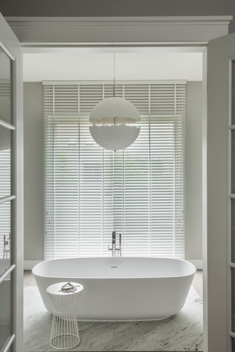 moderne-wohnideen-bad-freistehende-badewanne-weiss-marmorboden-leuchte-schalosien