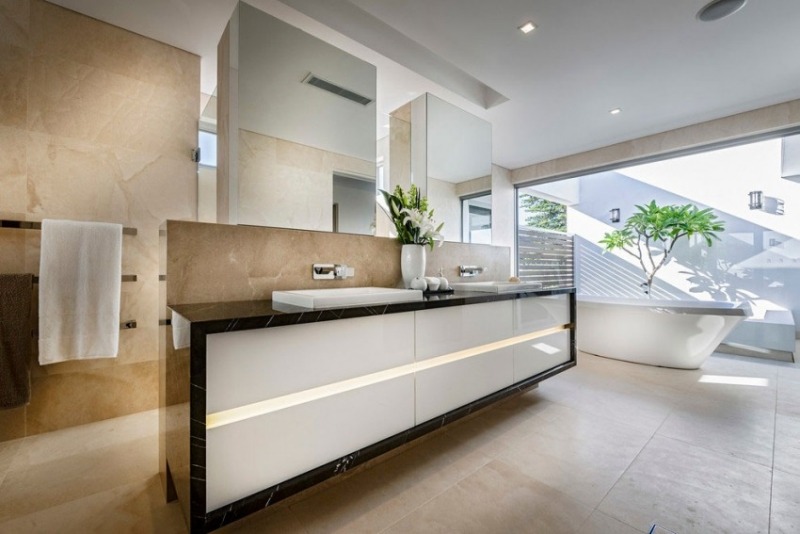 moderne-wohnideen-badezimmer-doppelwaschtisch-spiegel-freistehende-badewanne-weiss