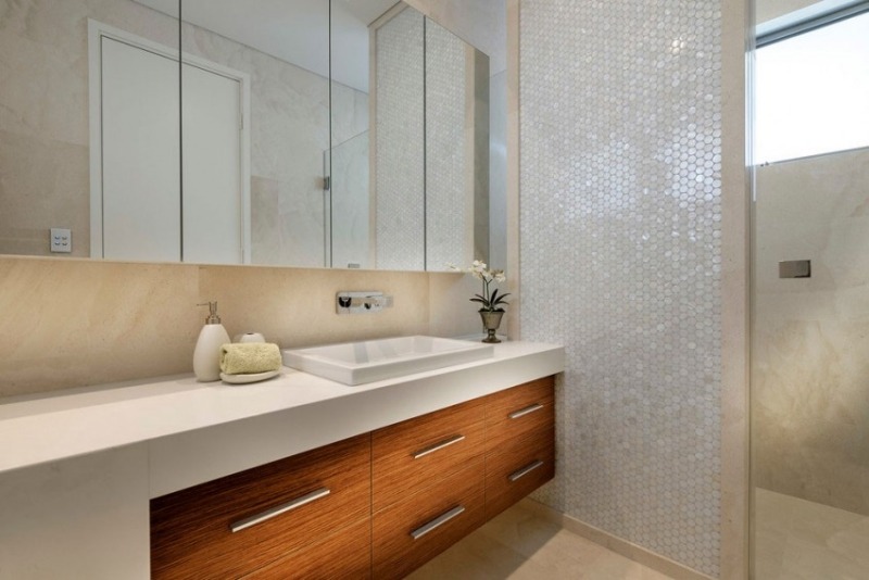 moderne-wohnideen-badezimmer-waschbecken-waschtisch-holzfronten-cremeweiss
