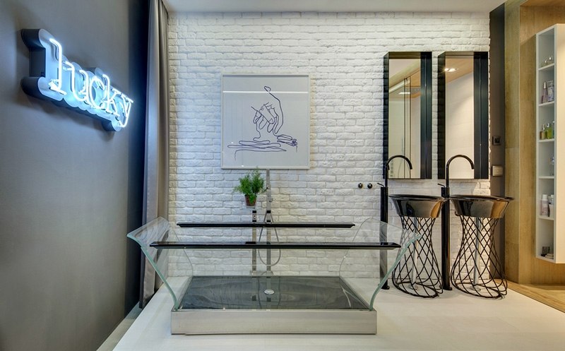 moderne-wohnideen-badezimmer-waschkonsole-schwarz-badwanne-rechteckig-glas-backsteinwand-geweisst-neonschrift
