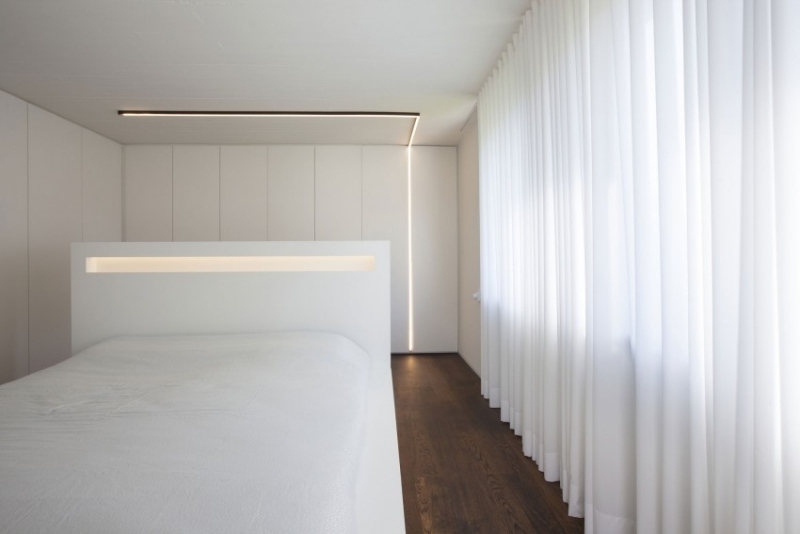 moderne-wohnideen-schlafzimmer-minimalistisch-weiss-gardinen-holzboden-indirekte-beleuchtung