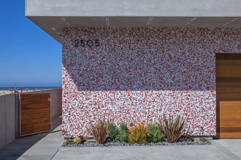 moderne-wohnideen-strandhaus-wand-trockenheit-liebende-pflanzen-mosaik-grau-rot
