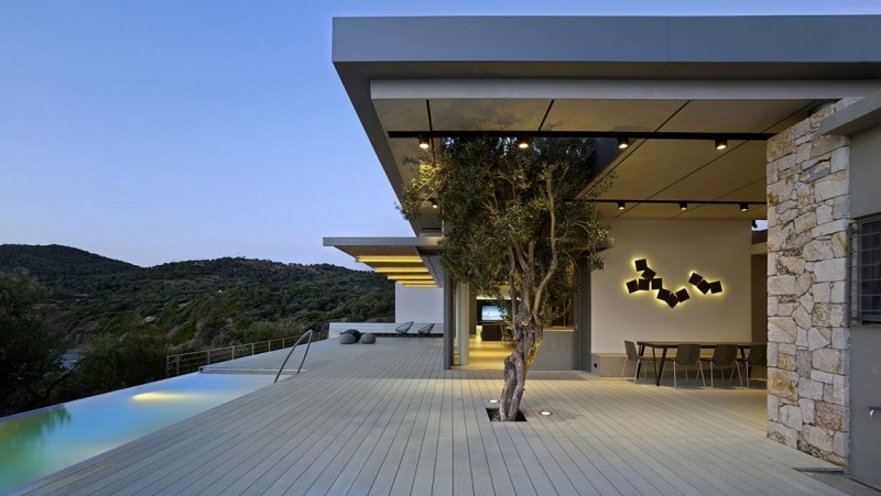 moderne-wohnideen-terrasse-infinity-pool-holzboden-beleuchtung-aussicht