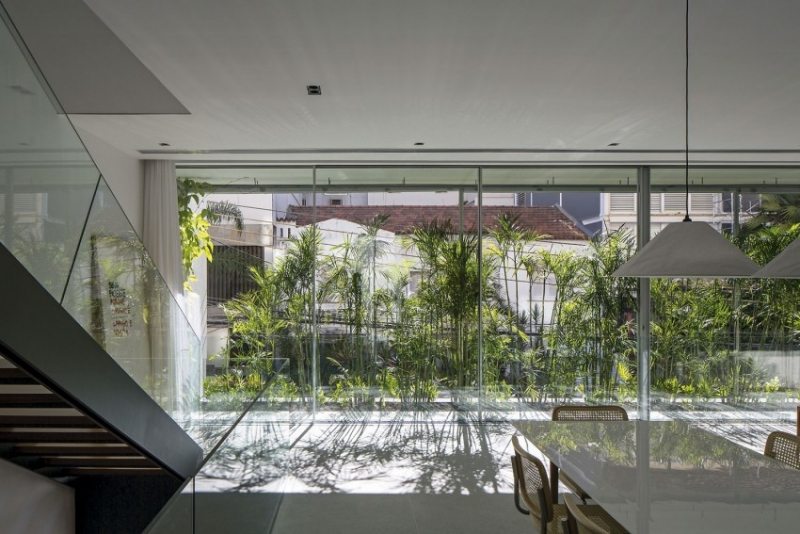 moderne-wohnideen-treppe-glasgelaender-minimalistisch-garten-fensterwand