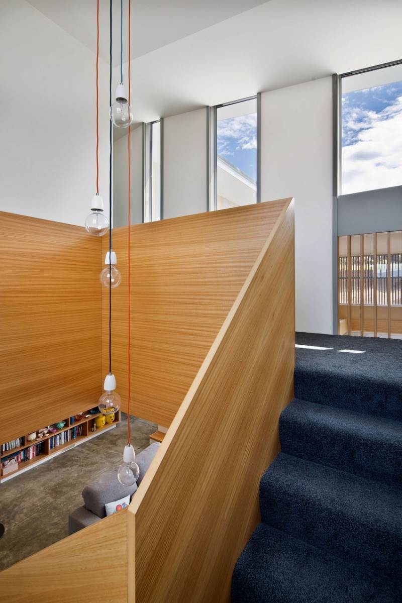moderne-wohnideen-treppe-minimalistisch-holzgelaender-teppichboden-grau-pendelleuchten
