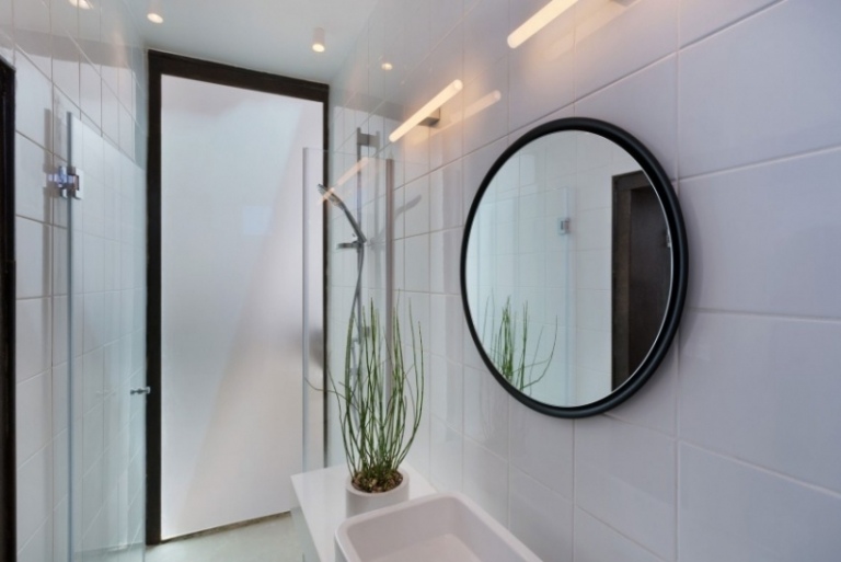 natursteinwand-innen-aussen-mauerwerk-badezimmer-weisse-fliesen-runder-spiegel-dusche