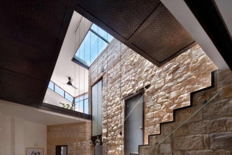 natursteinwand-innen-aussen-mauerwerk-dachfenster-glasgelaender-treppe-haengeleuchten-milchglas