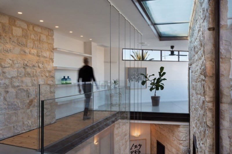 natursteinwand-innen-aussen-mauerwerk-dachgeschoss-dachfenster-glasgelaender-stahlseil-weiss