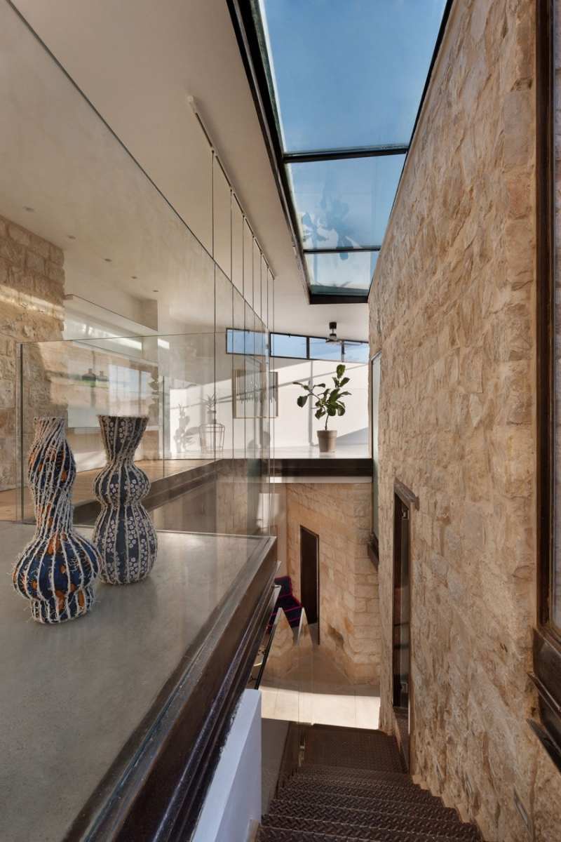 natursteinwand-innen-aussen-mauerwerk-glasgelaender-dachfenster-vasen-treppe-himmel