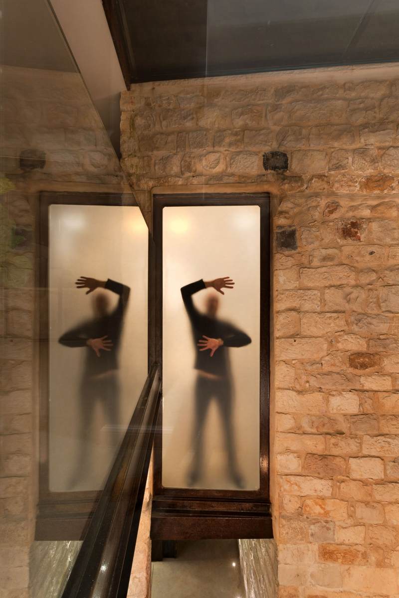 natursteinwand-innen-aussen-mauerwerk-milchglas-fenster-mensch-silhouette