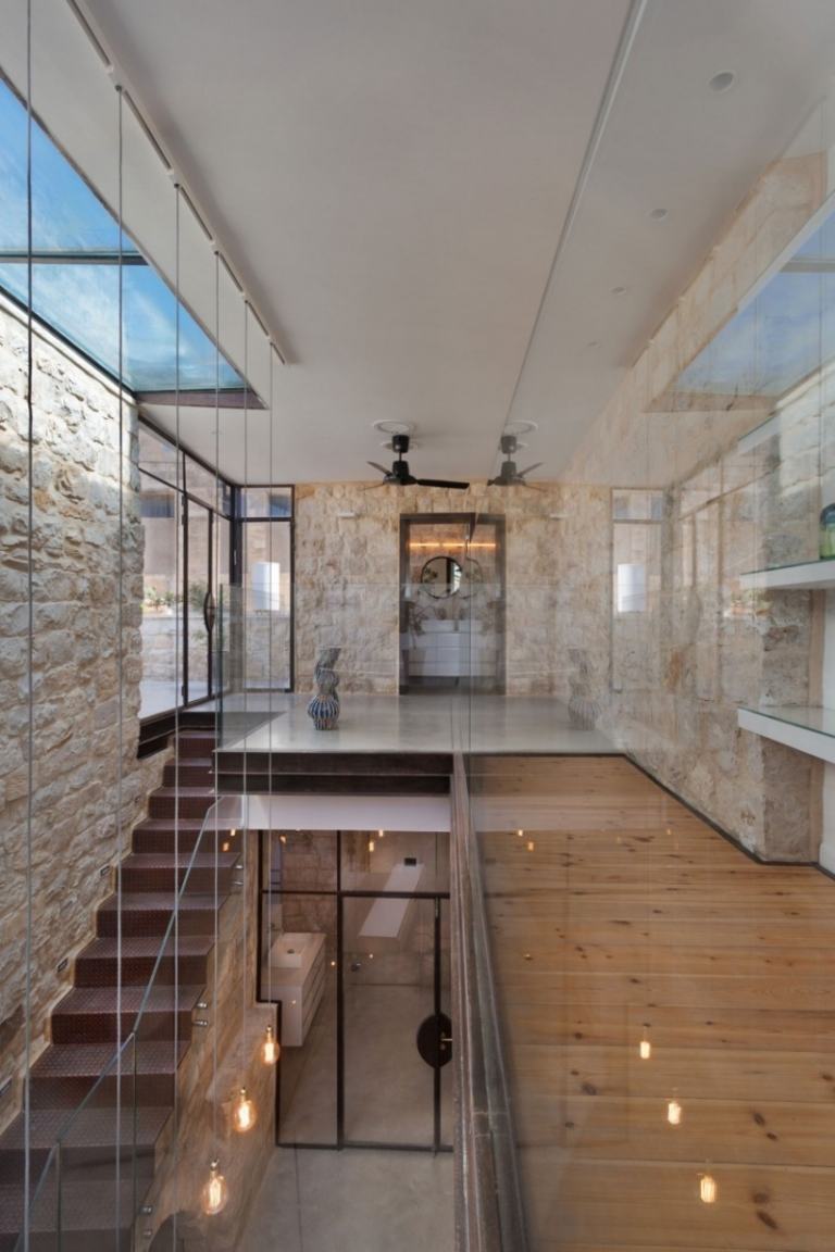 Natursteinwand innen und außen -mauerwerk-treppe-glasgelaender-stahlseil-leuchten-dachfenster-dielenboden