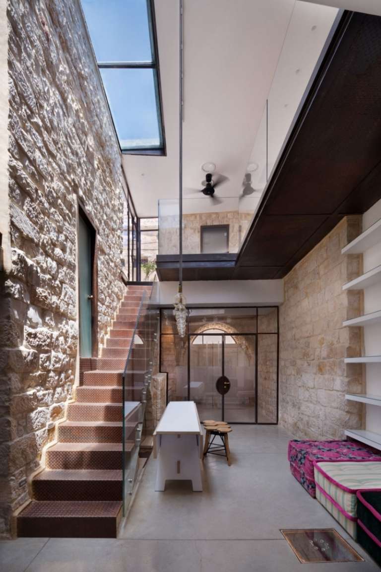 Natursteinwand innen und außen -mauerwerk-treppe-stahl-glasgelaender-dachfenster-israel-regale