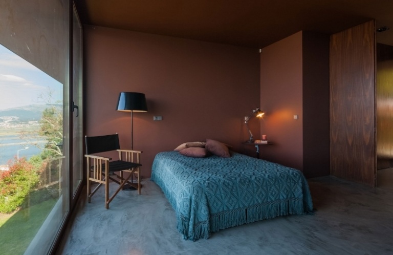 raumgestalung-braun-betonboden-schlafzimmer-fensterwand-bett-bettdecke-tuerkis-wandfarbe