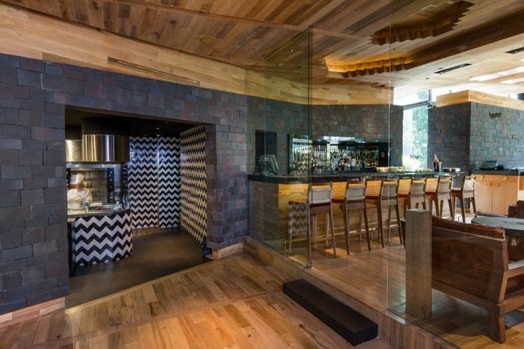 restaurant fliesen mit maßgefertigtem design bar barstuehle decke holz