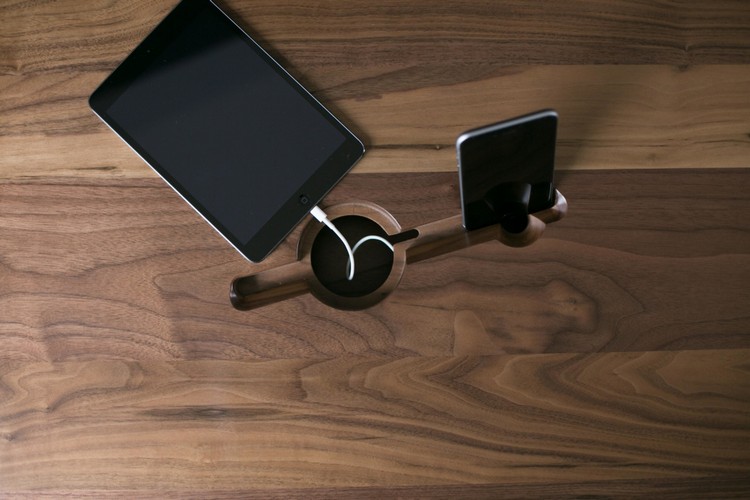 Schreibtisch aus Holz arbeiten-stehen-tablett-iphone-aufladestation