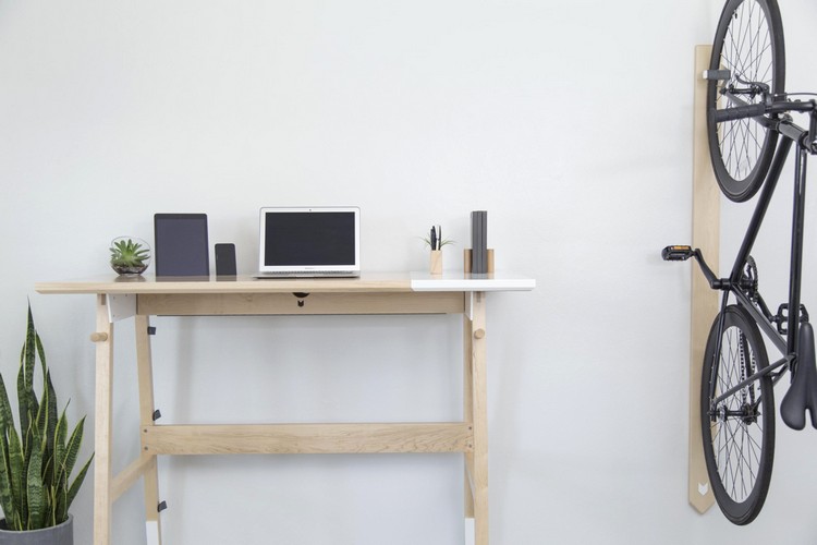 Schreibtisch aus Holz arbeiten-stehen-tablett-laptop-ordnung
