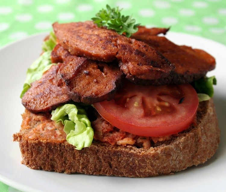 seitan-rezept-sandwich-tomaten-gruensalat