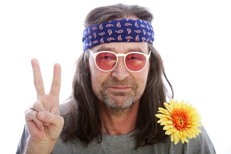 silvester-mottoparty-ideen-60er-jahre-hippie-mann