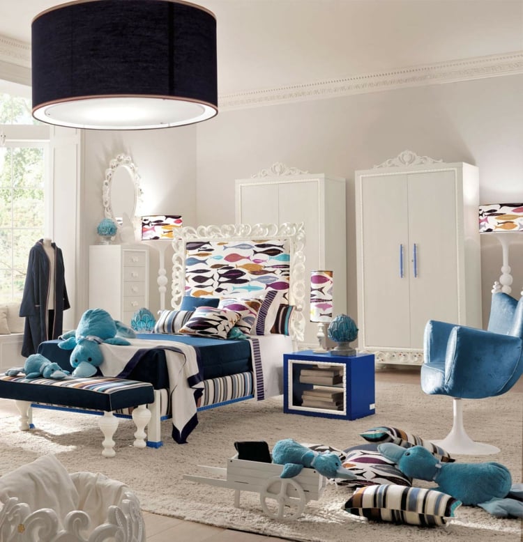 skandinavisch wohnen jungenzimmer blau weiss kleiderschrank nachtschrank