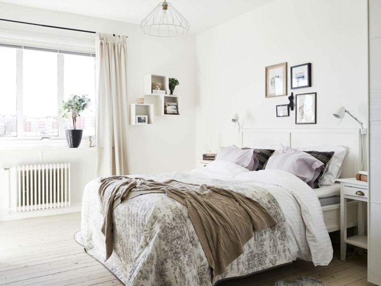 skandinavisch wohnen schlafzimmer grau tagesdecke weiss parkett bilder