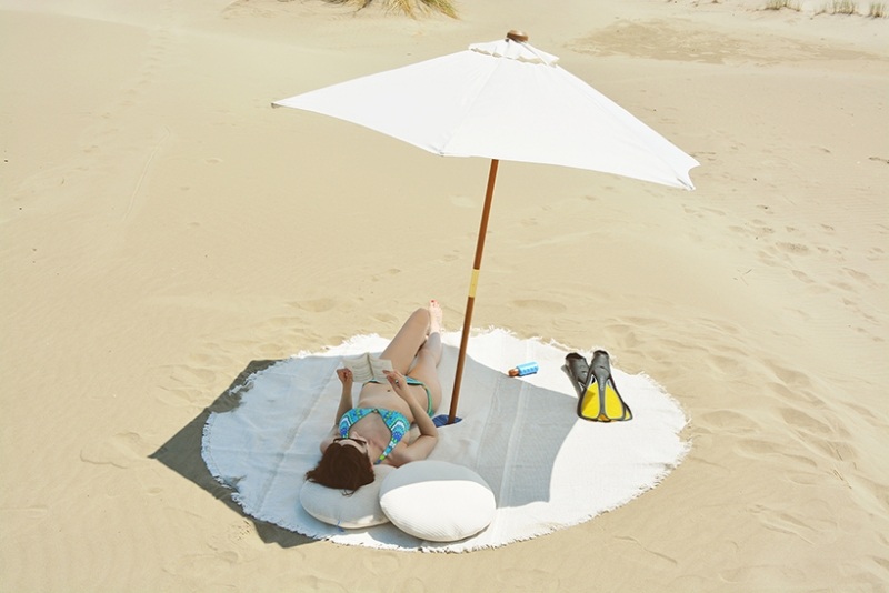 Großes Strandtuch -weiss-rund-sonnenschirm-kissen-sonne-urlaub-liegen-relax