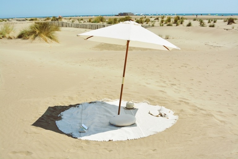 Großes Strandtuch -weiss-sonnenschirm-kissen-strohhut-sonne-urlaub-sand