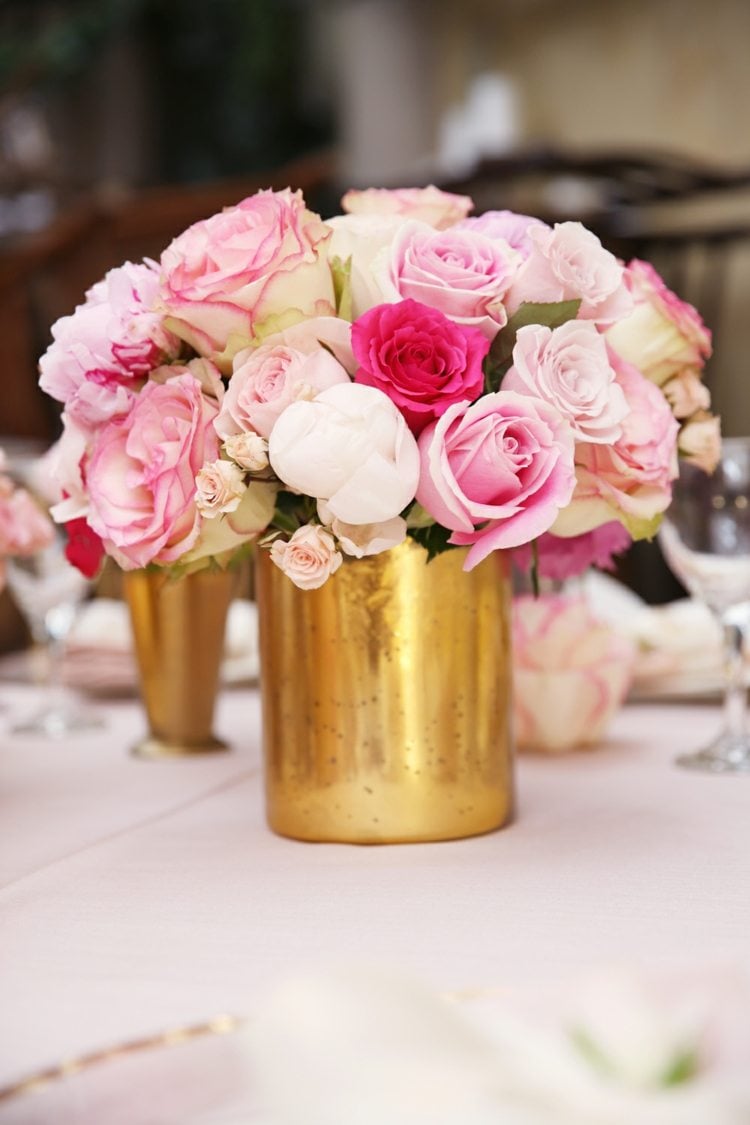 tischdeko goldenen hochzeit metall vase edel rosa nuancen rosen