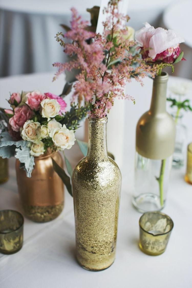 tischdeko zur goldenen hochzeit vasen flaschen farbe blumen rosa