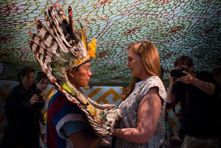 unkonventionelle-kunst-performance-ausstellung-spirituelles-rituale-zelt-webekunst-indianer-brasilien-schamane