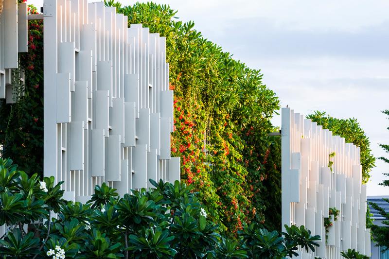 vertikaler-Garten-Blumen-Fassade-modern-minimalistisch-anpflanzen