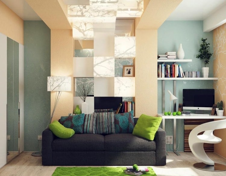 wandfarbe-sand-wohnzimmer-arbeitsplatz-rechner-couch-gruen-teppich-akzente