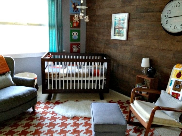 wandgestaltung babyzimmer dunkel holz rustikal schaukelstuhl hocker