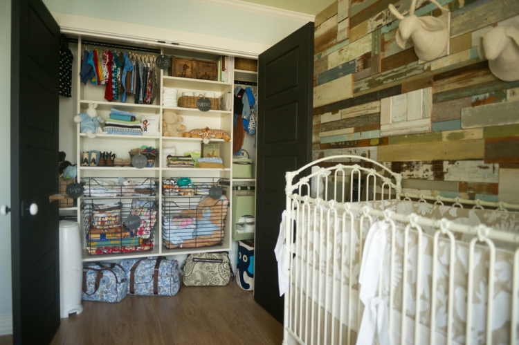 wandgestaltung babyzimmer mosaik holz bunt figuren kleiderschrank