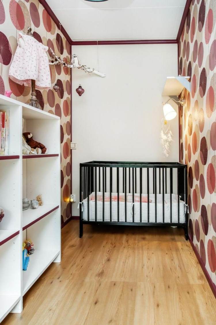 wandgestaltung babyzimmer rot tapete punkte retro stil regal weiss