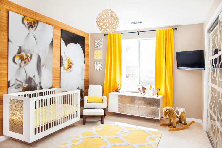 wandgestaltung im babyzimmer holz wandbilder gelb vorhaenge spiegel