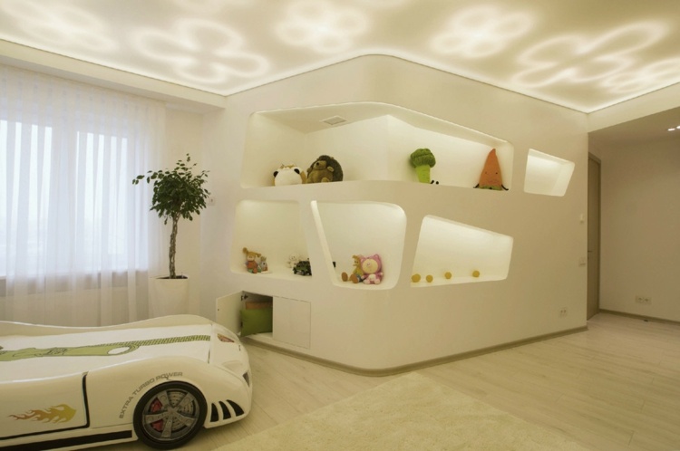 wandgestaltung im babyzimmer idee eingebautes regal indirekte beleuchtung bett auto