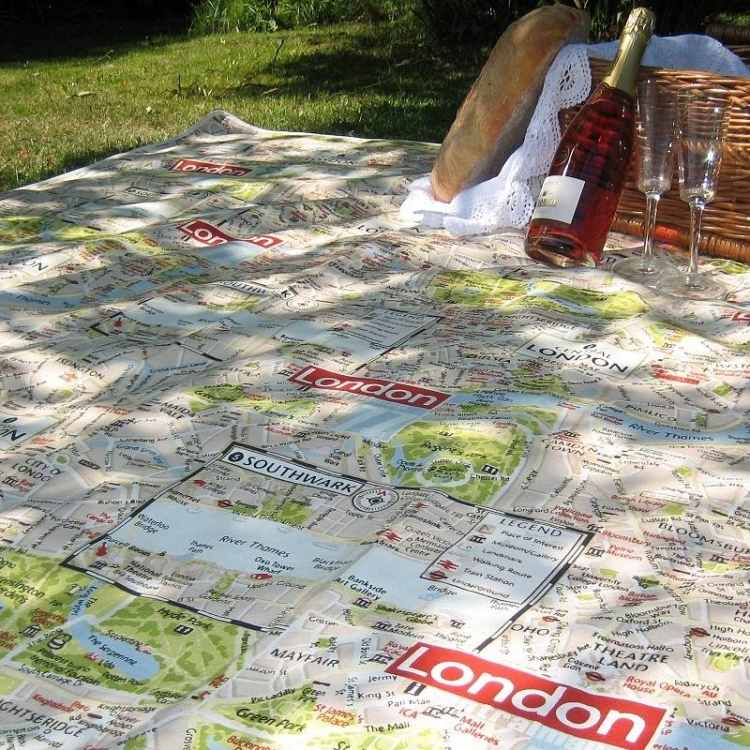 wasserdichte-picknickdecke-karte-lonodon-sekt-glaeser-interessant-picknickkorb