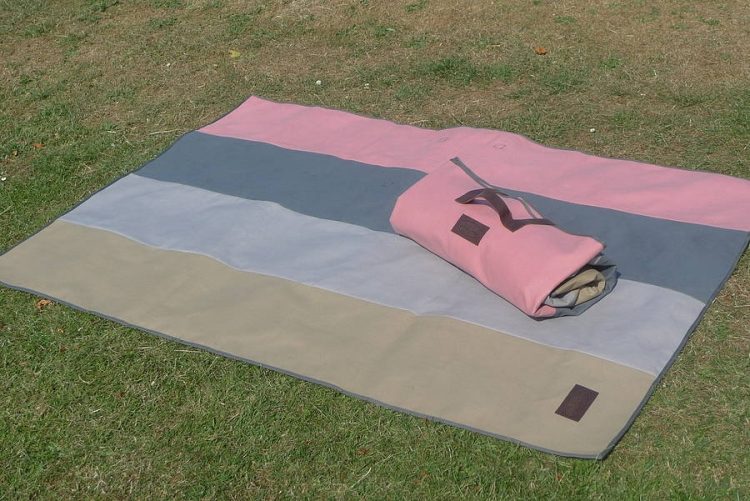 wasserdichte-picknickdecke-rasen-decke-praktisch-rosa-blau-beige